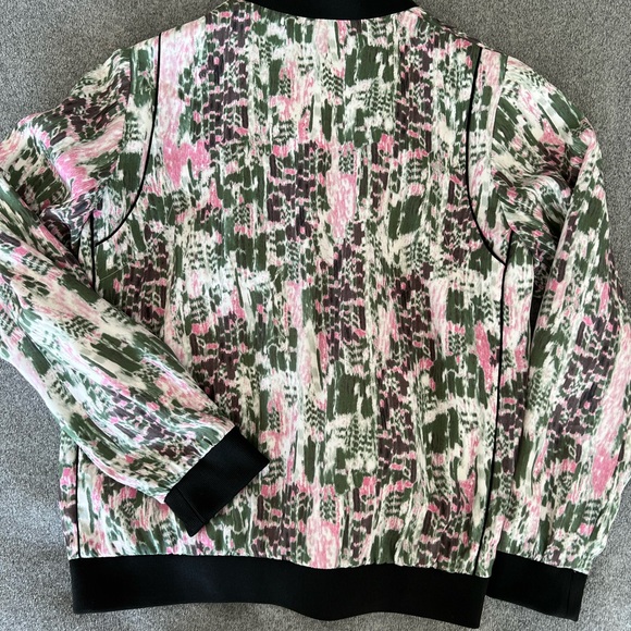 It’s light and would look beautiful with a simple tank top and jeans! - Picture 4 of 4